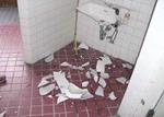 写真：トイレの洗面台が破損