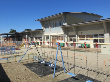 写真1 園舎と屋外遊戯場(園庭)