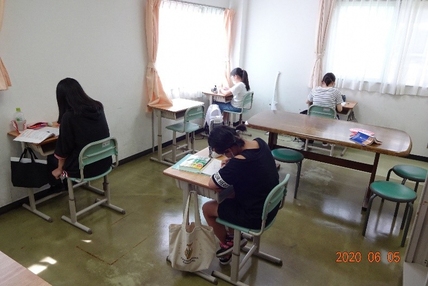 写真：生徒が静かに学習している様子