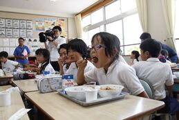 写真：うなぎ給食を食べる様子