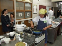 写真：参加者が調理する様子2