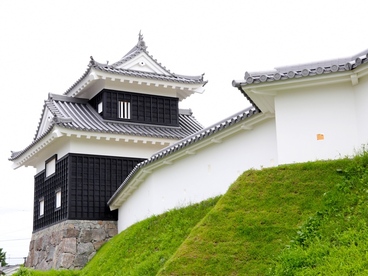 写真：二之丸丑寅櫓と屏風折れの土塀