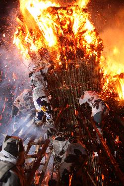 写真：鳥羽の火祭り