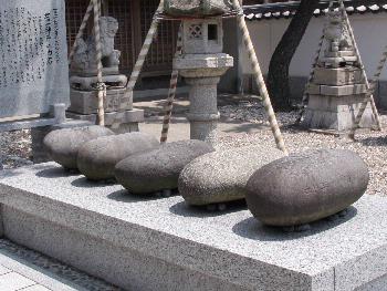 写真：若一神社の力石