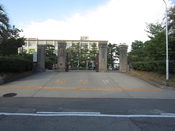 写真：愛知県立鶴城丘高等学校正門門柱