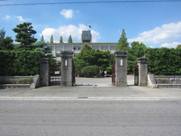 写真：愛知県立西尾高等学校通用門門柱
