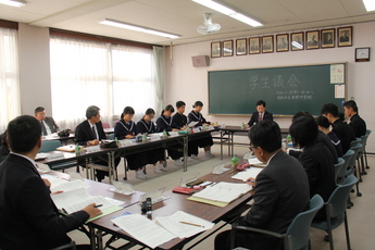 写真：東部中学校　学生議会の様子