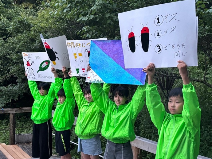 写真：児童がホタルガイド2
