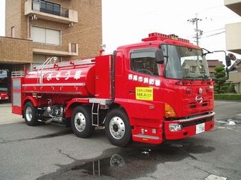 写真：小型動力ポンプ付水そう車