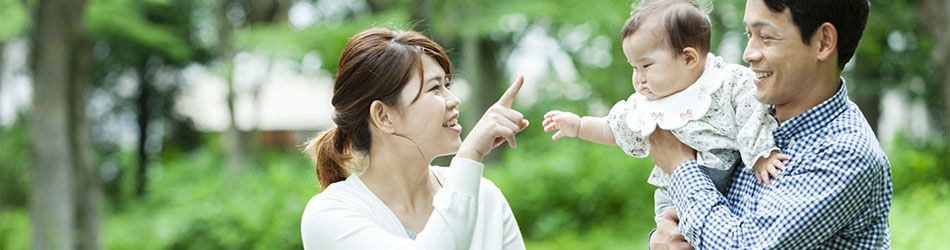 写真：親子3人の触れ合う様子