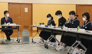 写真：鶴城中学校　学生議会の様子