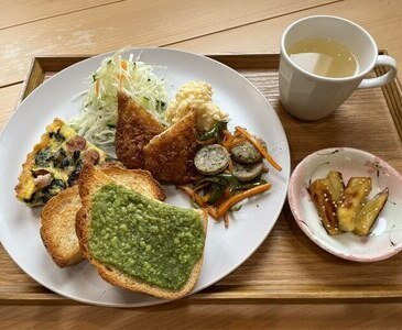 イカフライのレモン煮と抹茶トーストのワンプレートランチの写真