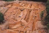 写真：西尾城跡から検出された丸馬出遺構