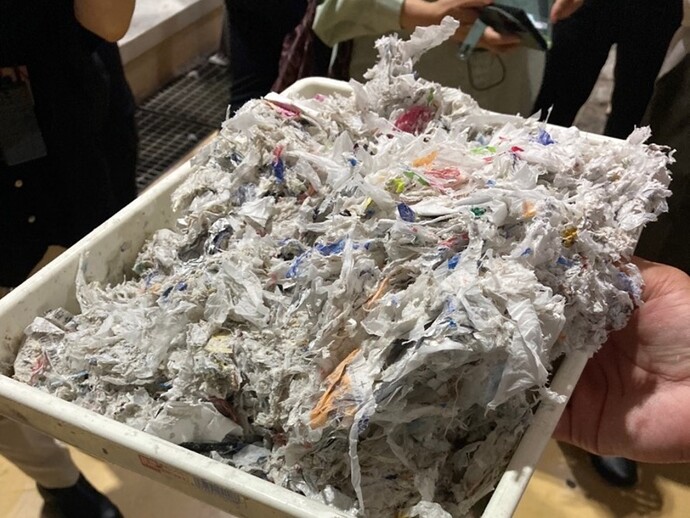 紙に付いていたプラスチック類を分離した様子の写真