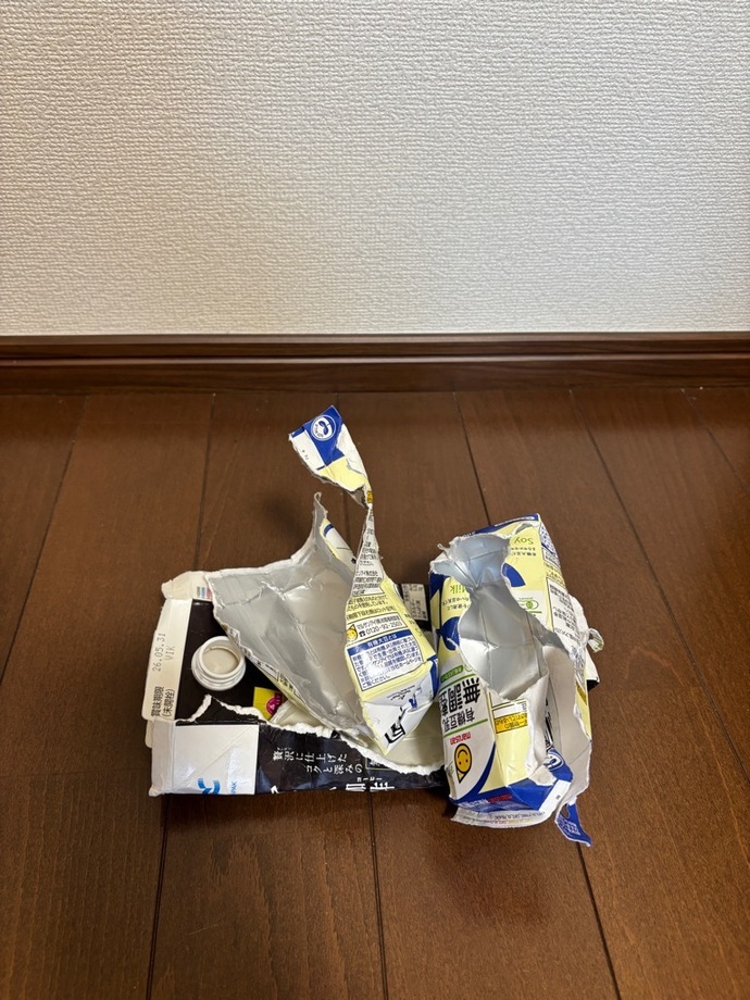プラスチックキャップ付きの飲料パックやアルミコート紙の飲料パックの写真です。