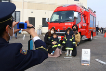 消防車の前で記念撮影する家族