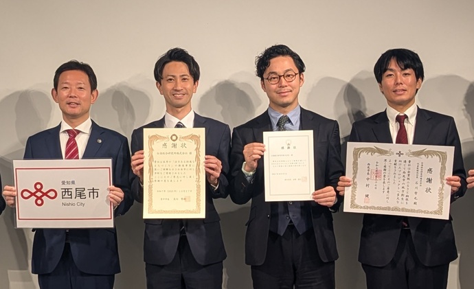 白潟総合研究所株式会社寄贈式写真