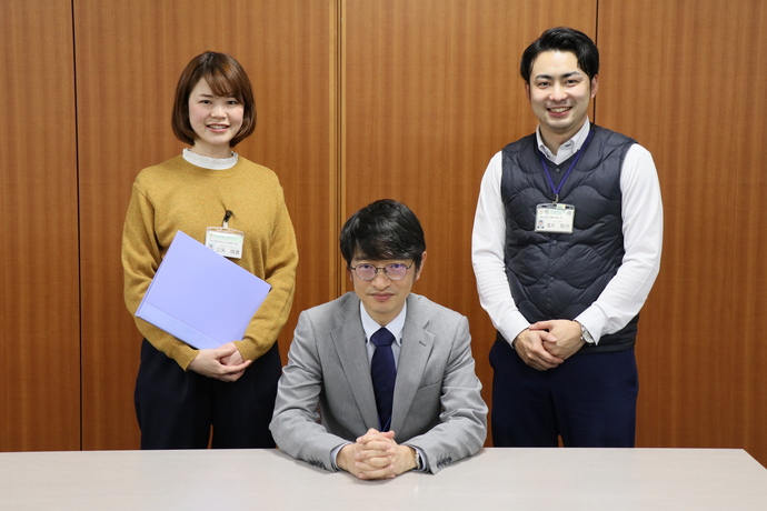 出演する3人の写真