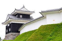 写真：城跡の西尾城と屏風折れの土塀