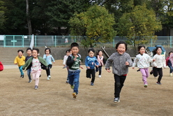 写真：子どもが元気に走っている様子