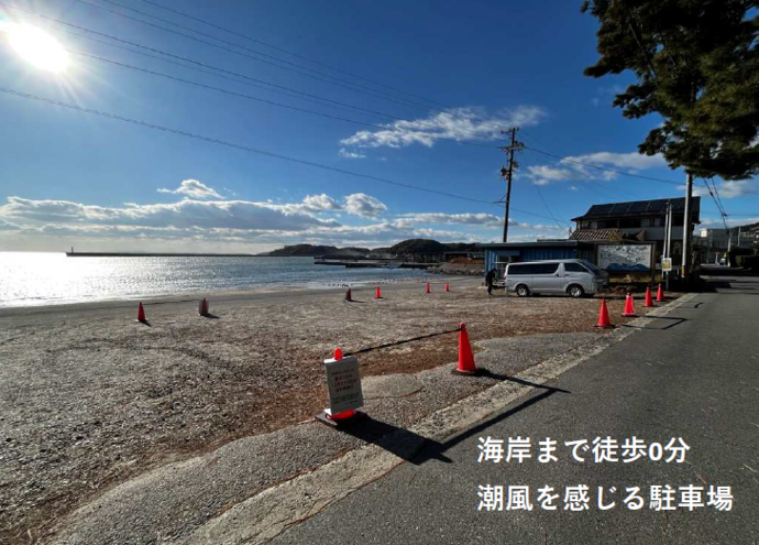 東幡豆海岸 駐車場の全体写真（駐車場の奥にすぐ海岸線が広がる）
