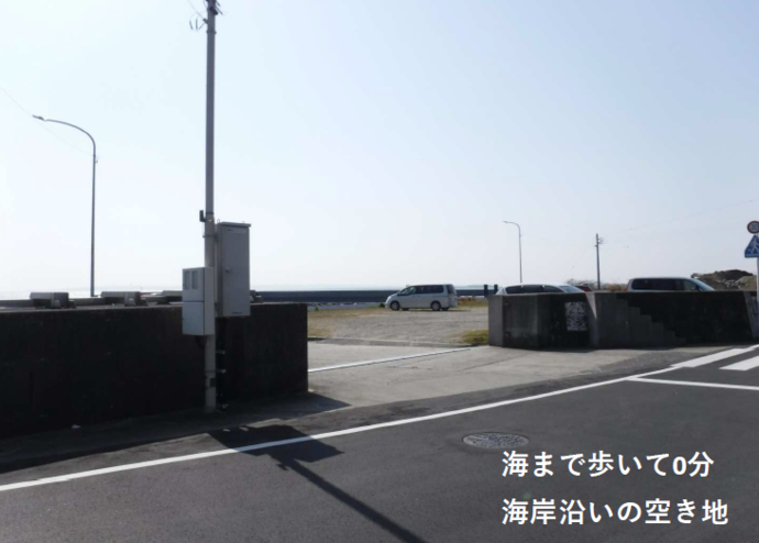 吉良町宮崎⻄港 空き地の入り口写真（入り口の奥に空き地と海が広がる）