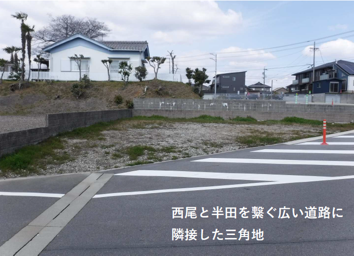 上矢田町熊子地内 空き地の全体写真（道路から見た三角地）