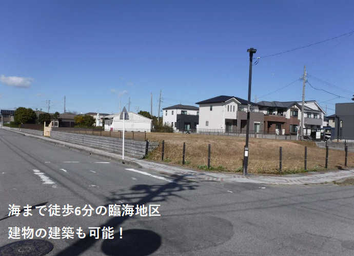 シーサイド吉良隣接市有地の全体写真（道路から見た空き地）