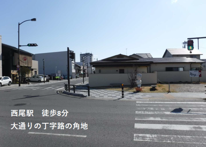 幸町地内 商業看板設置用地の全体写真（丁字路の角にある三角地）