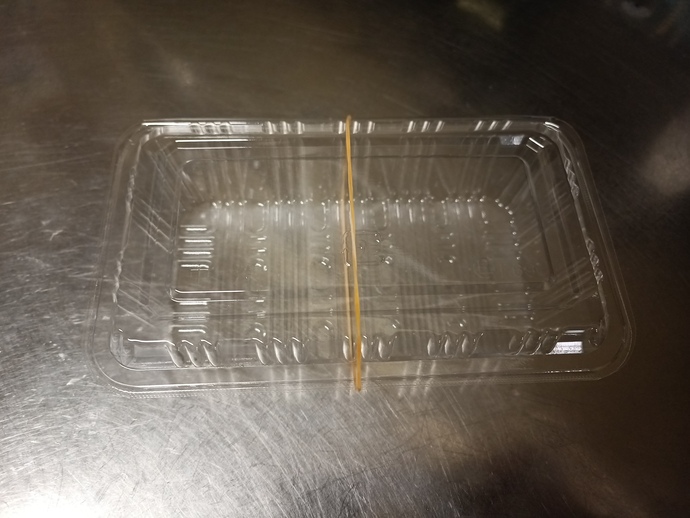 持ち帰り用に提供するプラスチック製パックの写真