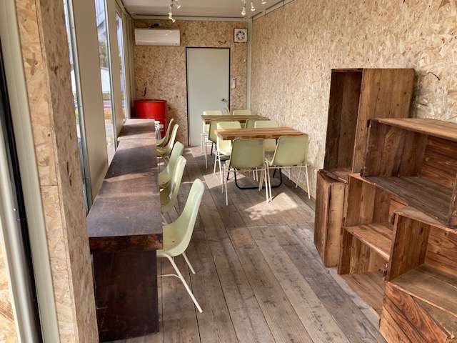boxparkエキニシコンテナ内部画像（机、椅子、飾り棚など）
