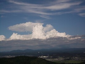 写真：西尾市の茶臼山からみえる積乱雲