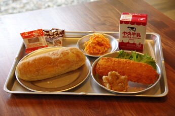 学校給食セットの写真