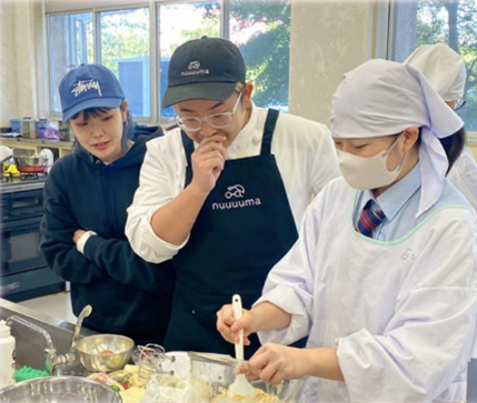 西尾薔薇のバターサンド考案の授業風景です。